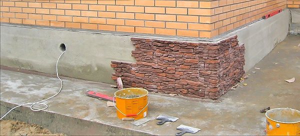 Comment traiter les fondations d'une maison à l'extérieur de l'humidité