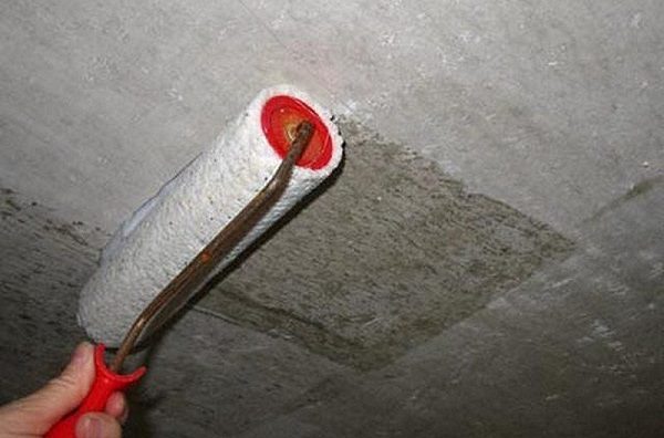 Comment coller de la mousse de polystyrène sur un plafond en béton