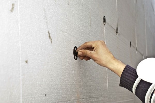 Comment coller de la mousse de polystyrène sur un plafond en béton