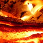 Pour que le bois brûle plus rapidement, il peut être versé avec n'importe quel liquide qui s'enflamme rapidement