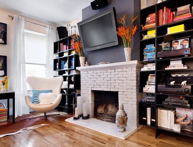 Une cheminée décorative peut être un point focal dans un salon