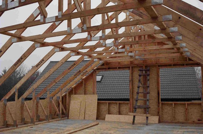 Il est nécessaire de procéder à la ventilation du grenier même au stade de la construction du toit.