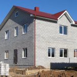 Une maison en béton d'argile expansée est construite plus rapidement qu'une maison en brique, et le bâtiment fini est durable et de haute qualité.