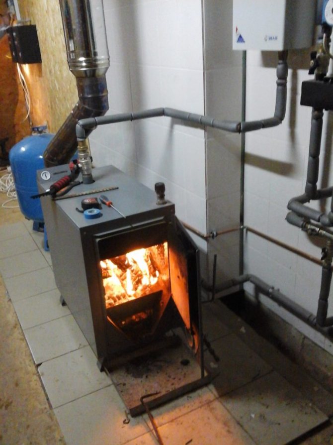 Chauffage au bois à domicile, installation d'une chaudière à combustible solide, installation de tuyaux et radiateurs de chauffage