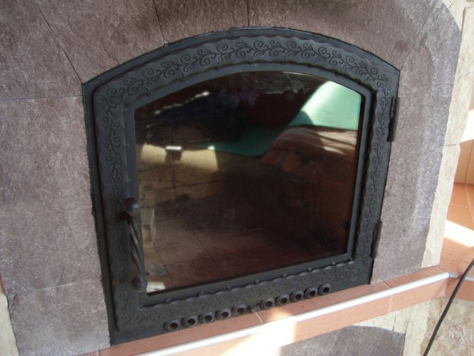 single Barry Electropositive Stikla kamīna durvis - atšķirīgas dizaina iezīmes, materiālu izvēle un DIY  instrukcijas
