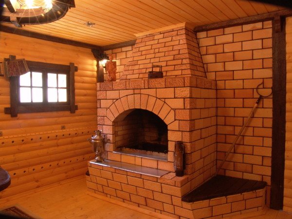 Photo d'une structure en brique avec une cheminée à distance dans le dressing (foyer ouvert).