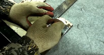 Foto: tallar la peça per al mecanisme d’empenta