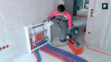 Photo - Raccordement des tuyaux de sol avec un collecteur