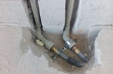 Ảnh - Kết nối các đường ống sưởi ấm dưới sàn trong lớp láng