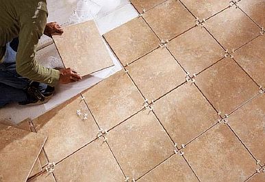 Foto - Läggning av keramiska plattor på ett varmt golv