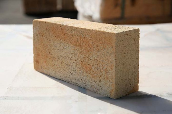 Photo de briques légères en argile réfractaire avec des additifs qui améliorent la résistance