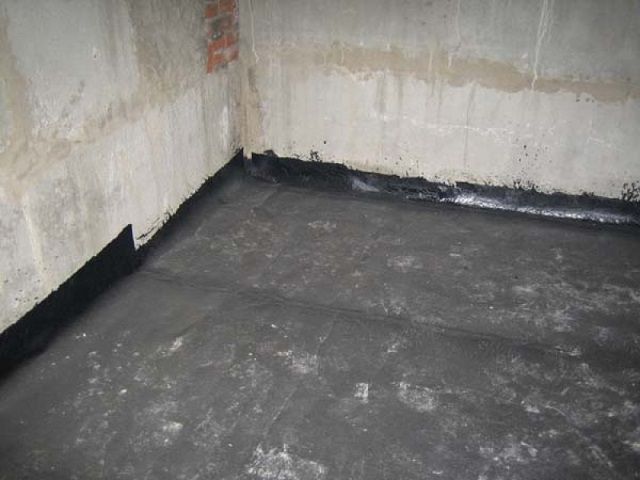 Imperméabilisation du sous-sol avec un matériau de toiture