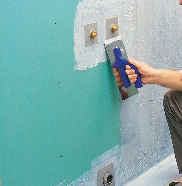 Imperméabilisation des surfaces murales - avec une ceinture le long du sol et autour des pénétrations de tuyaux.