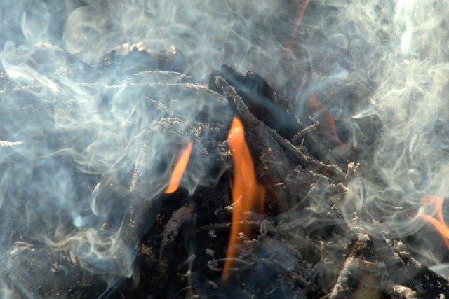 Arderea lemnului și a altor combustibili solizi este întotdeauna însoțită de o generare de fum foarte semnificativă. Și coșul de fum trebuie să poată scurge aceste volume în timp util.