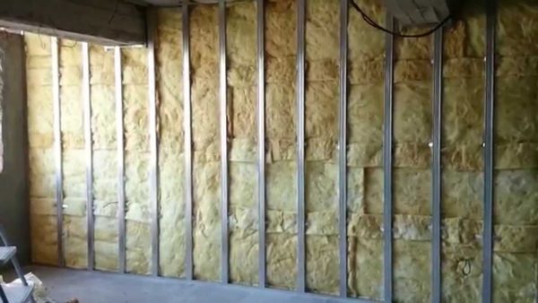 Une bonne absorption acoustique vous permet de poser du matériau pour le remplissage des murs à partir de plaques de plâtre.