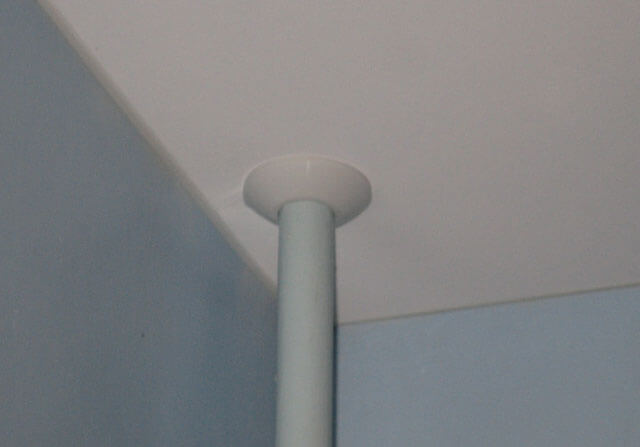 comment contourner le tuyau avec un plafond tendu