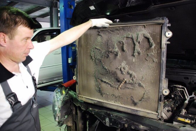 Comment nettoyer un radiateur de refroidissement de voiture de la saleté