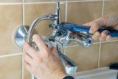 How to screw the faucet in the bathroom correctly