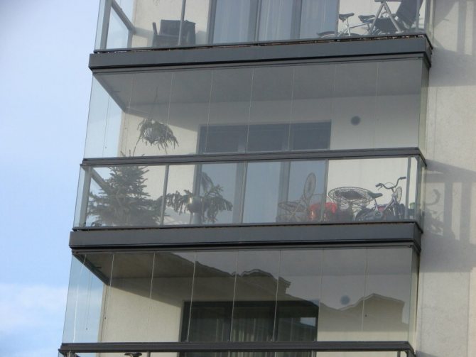 ¿Cómo se ve un balcón de vidrio transparente?