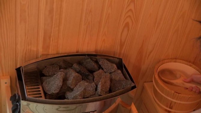 Comment mettre des pierres dans la grille du poêle du sauna?