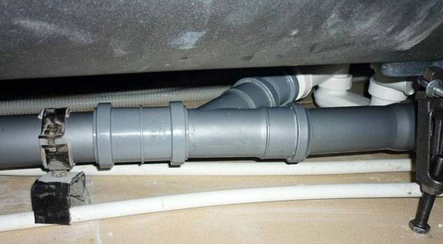 How to eliminate a leak in a heating pipe mechanical sealing of a hole and chemical sealing of a leak