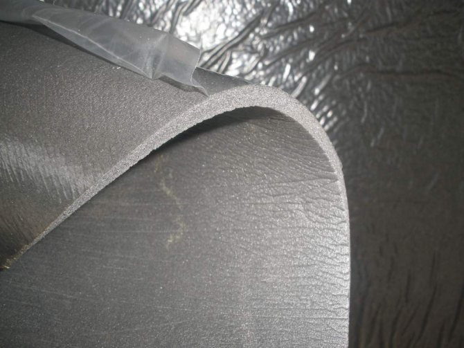 Paano pumili ng isang self-adhesive insulation para sa mga pintuan
