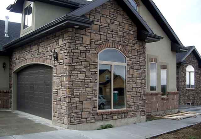 Stenhus med garage