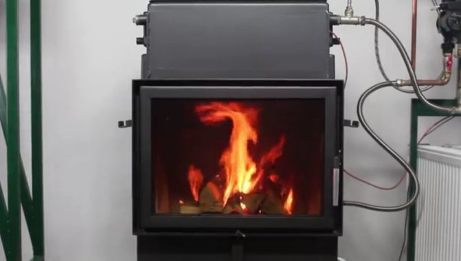 cheminée insert avec chauffe-eau dans la maison