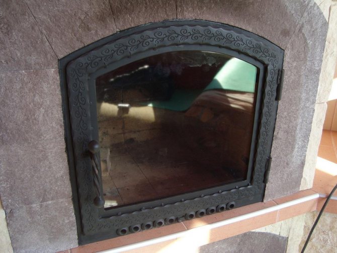 Les portes de cheminée sont équipées de verre qui peut résister à des températures élevées