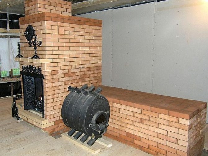 Poêle en brique avec composants en fonte