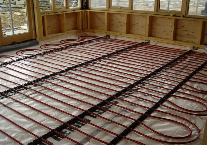fixació del tub de calefacció per terra radiant als rails de muntatge