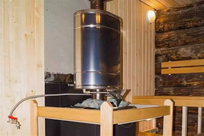 Réservoir métallique pour chauffer l'eau dans le bain au-dessus du poêle