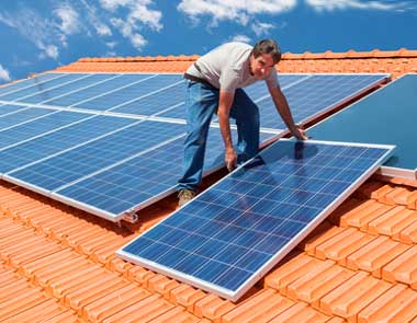 maisons-sur-toit-batteries-solaires-monocristallines