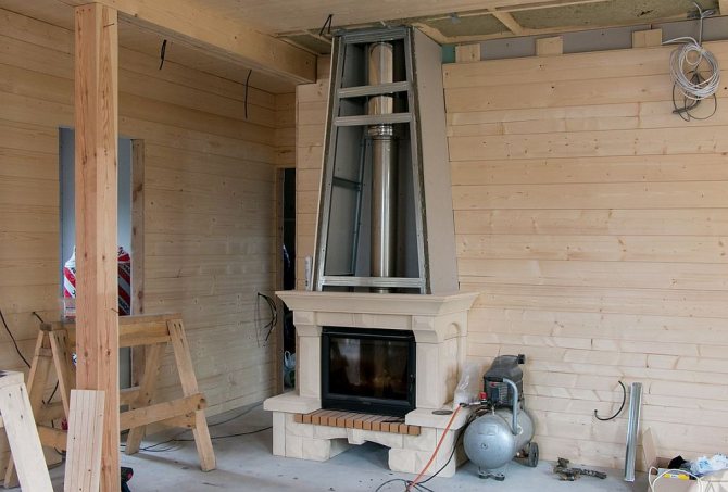 Installation d'une cheminée dans une maison à ossature