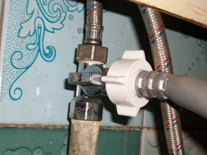 Installation d'un robinet en t pour connecter la machine à laver à l'alimentation en eau