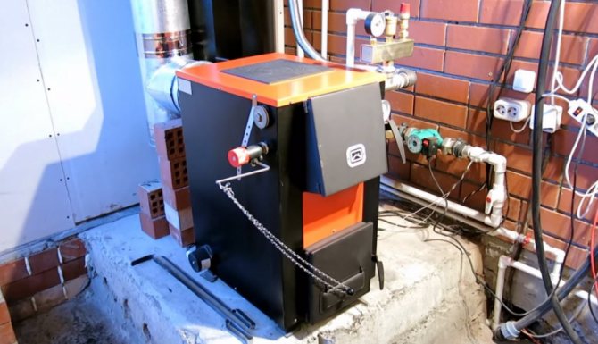 Installation d'une chaudière à combustible solide avec tuyauterie