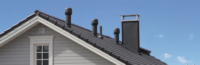 Installation de la hotte sur le toit à travers des tuiles métalliques