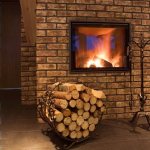La photo montre une cheminée chauffante avec une pose de bois de chauffage pour cela