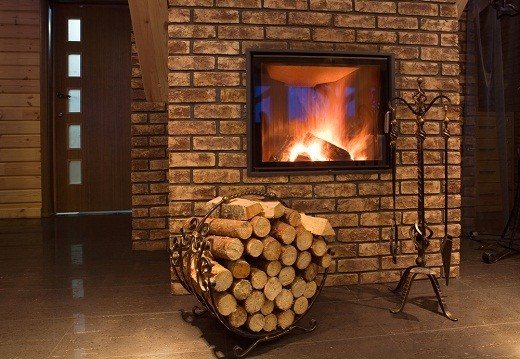 La photo montre une cheminée chauffante avec une pose de bois de chauffage pour cela
