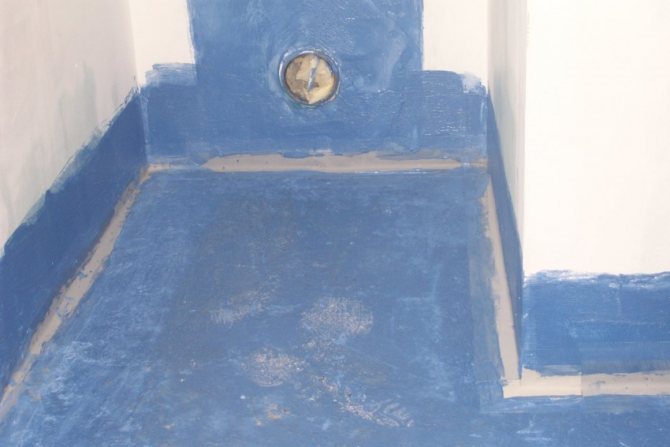 L'isolant appliqué sur le sol et les murs protégera la surface des fuites et des éclaboussures.