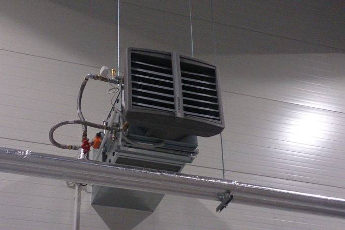 Dispositif de tuyauterie de chauffage et principe de fonctionnement du circuit de chauffage de l'échangeur de chaleur pour la ventilation de l'alimentation en eau