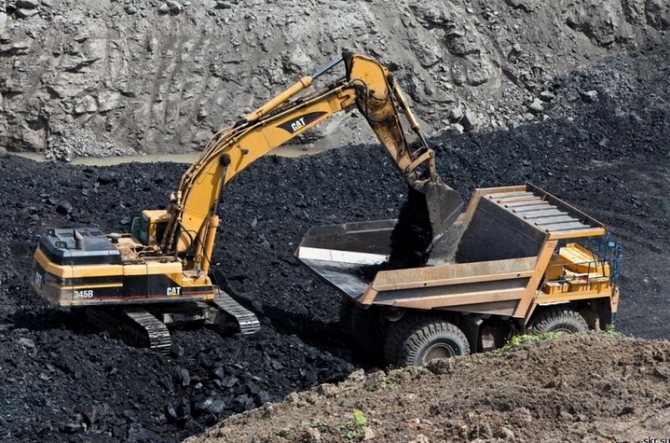 Caricamento di carbone in una cava