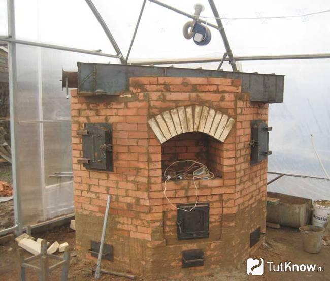 Brick oven para sa greenhouse