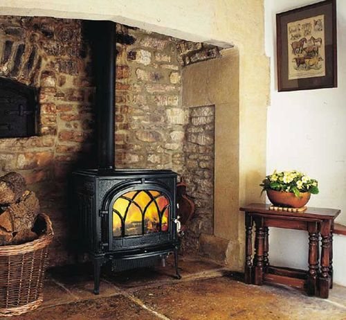 Stove-fireplace para sa isang bahay sa bansa