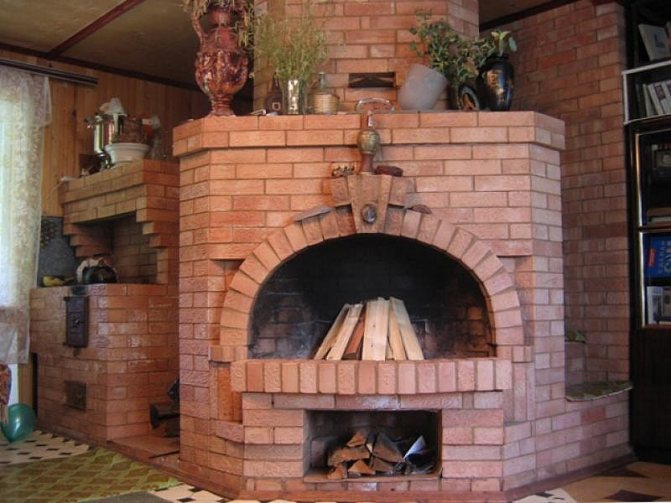 Poêle-cheminée combiné avec une plaque de cuisson