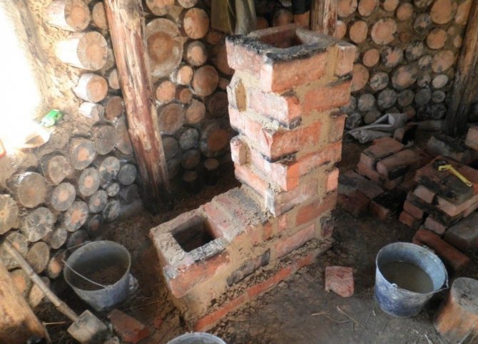 Le poêle en brique a une conception simple et fiable.