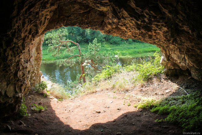Grotte deux grottes dans la pierre de la grotte sur Chusovaya