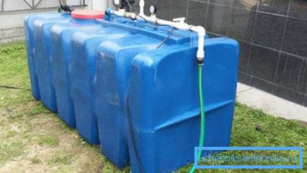 Réservoir en plastique pour l'irrigation avec un robinet et des raccords