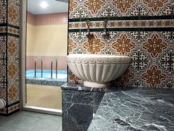 Les carreaux pour le bain turc sont sélectionnés selon des critères similaires, mais la mosaïque vous permet de recréer la saveur nationale