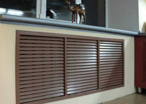 Flat wood grille for radiators hidden in a niche